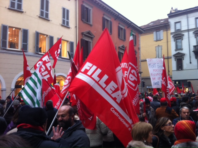 Centinaia di lavoratori e pensionati in piazza a Piacenza per dire "NO" alla manovra Monti: "Manovra insostenibile socialmente"